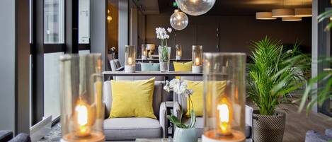 Breakfast and dinner served, international cuisine