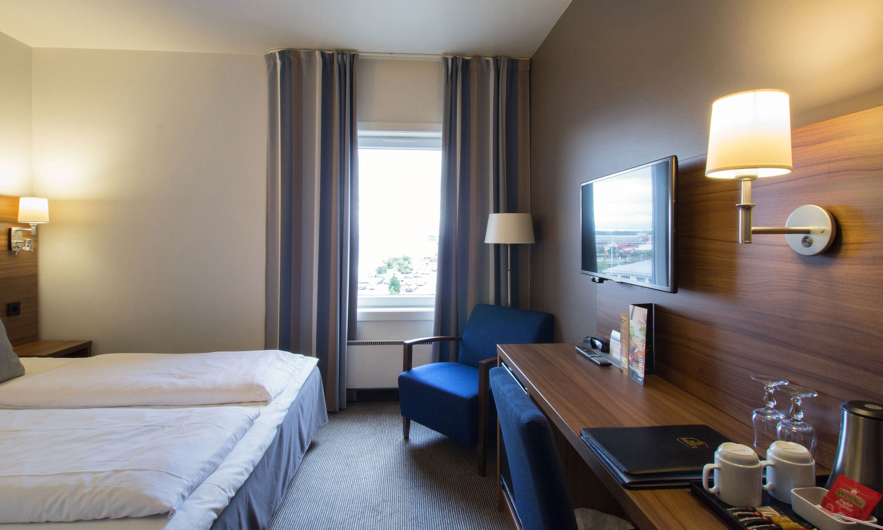 Individueel gedecoreerd, individueel gemeubileerd, een bureau