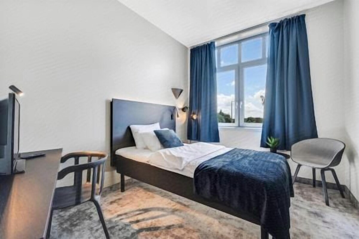 Escritorio, cortinas blackout, wifi gratis y decoración personalizada 