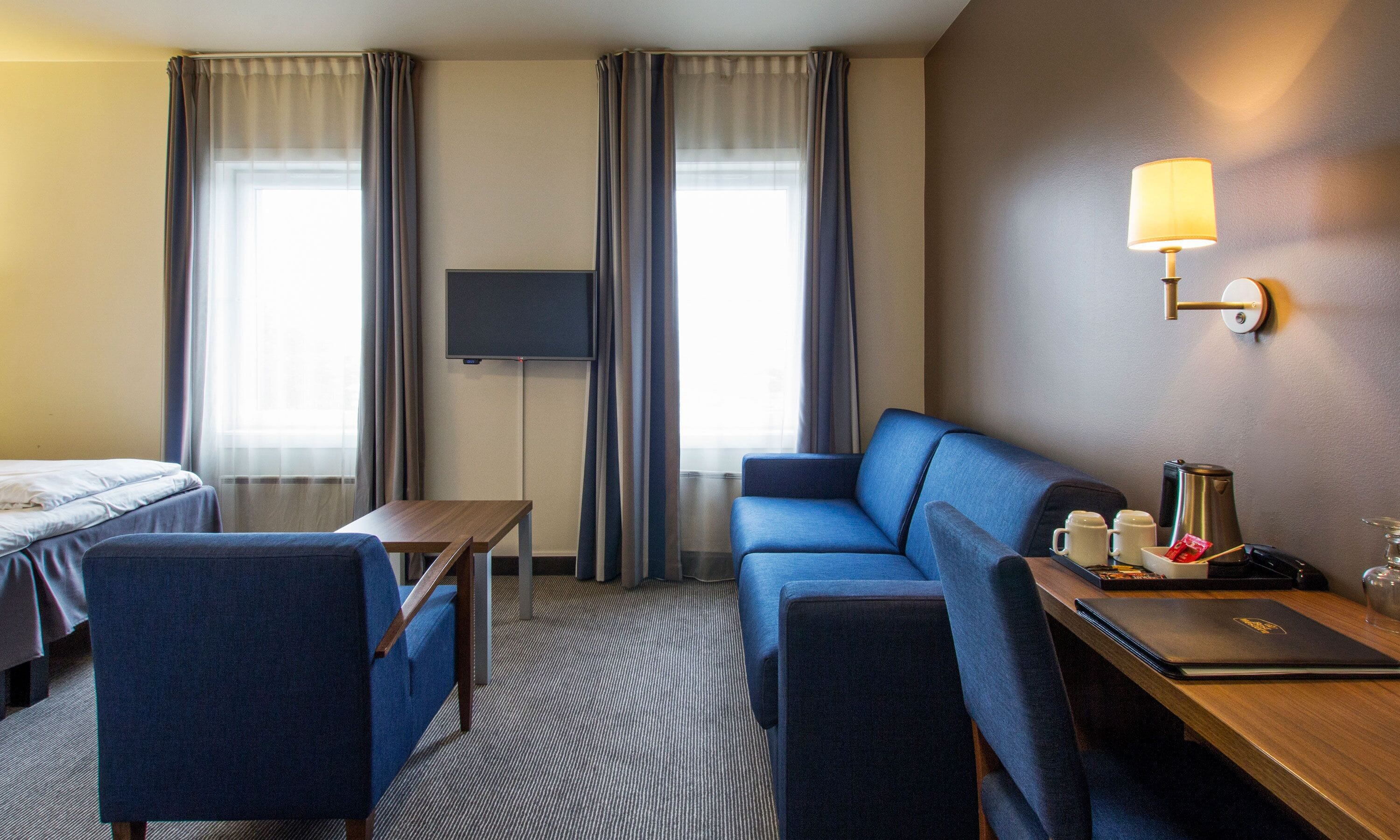 Individueel gedecoreerd, individueel gemeubileerd, een bureau