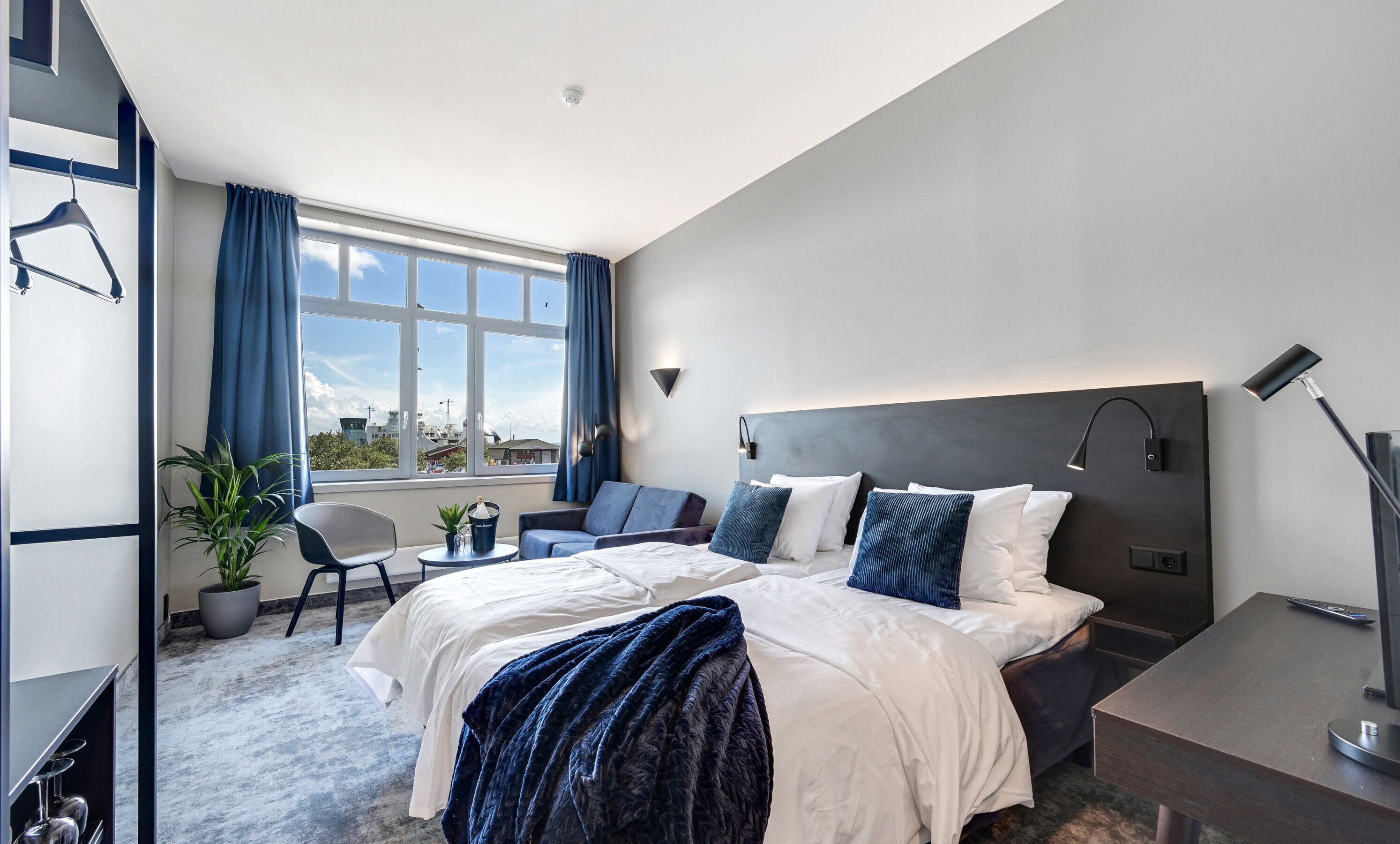 Individueel gedecoreerd, individueel gemeubileerd, een bureau