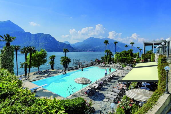 Piscine couverte, piscine extérieure, parasols de plage, chaises longues