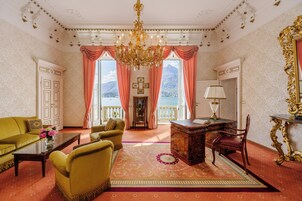 Suite, balkon, uitzicht op meer (Queen of Sweden) | Luxe beddengoed, donzen dekbedden, een minibar, een kluis op de kamer