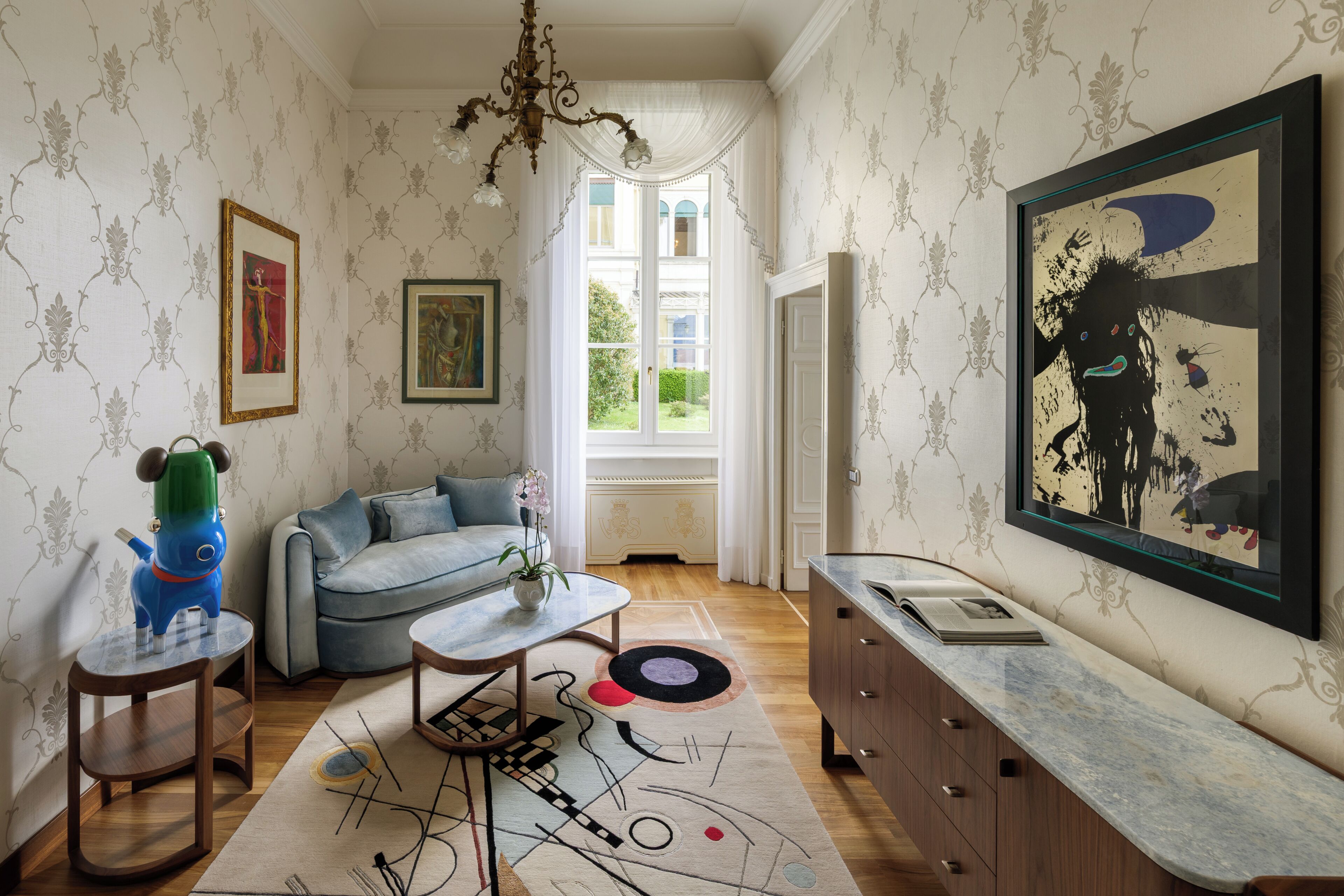 Suite, vista al lago (Suite Arte - Adults Only - No Pets) | Área de sala de estar | Televisión de pantalla plana de 30 pulgadas con canales vía satélite 