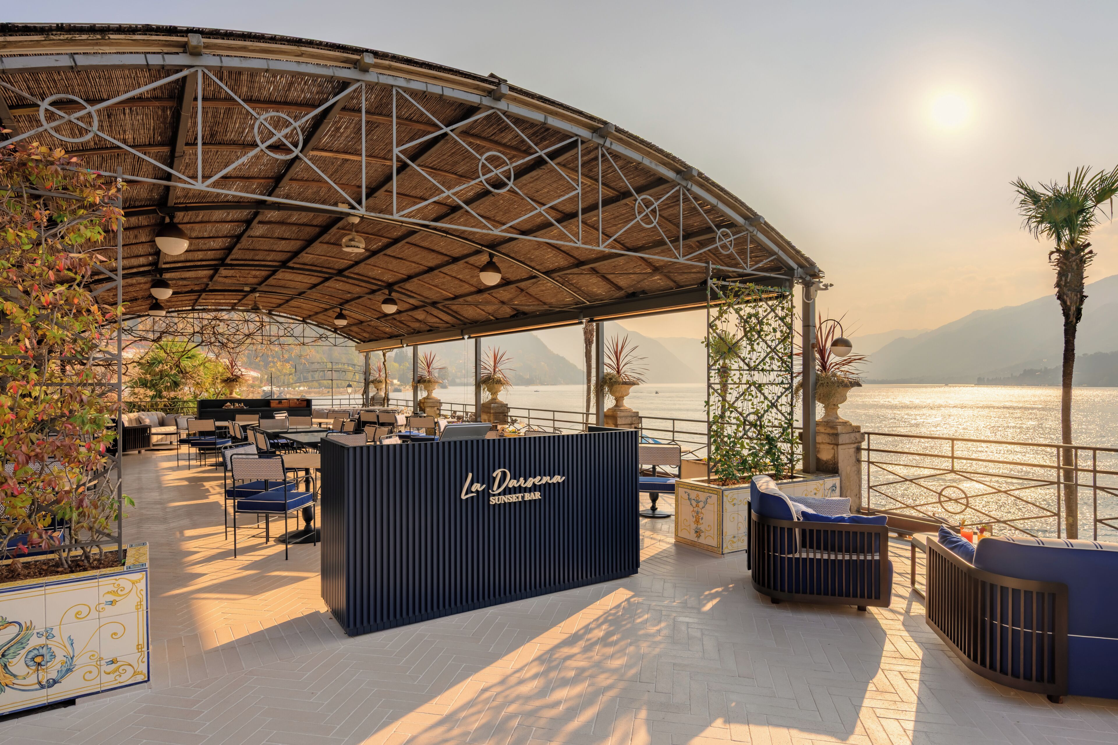 Un espace extérieur aménagé avec une structure couverte, un comptoir de bar et une vue sur l’eau.