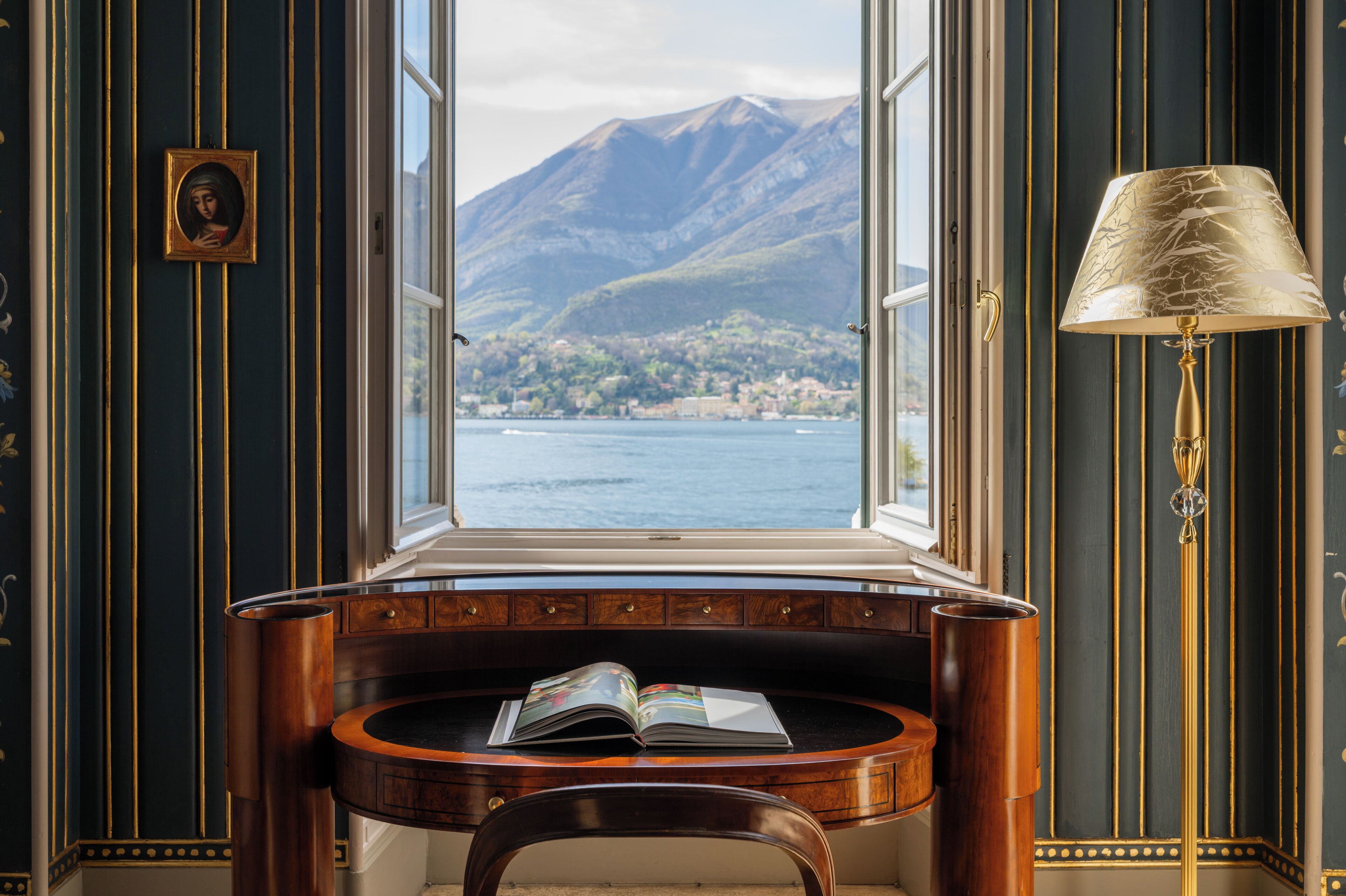Camera (W.Churchill Suite lake view) | Area soggiorno | TV a schermo piatto