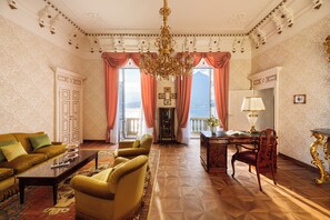 Suite, Balcony, Lake View (Queen of Sweden) | Living area
