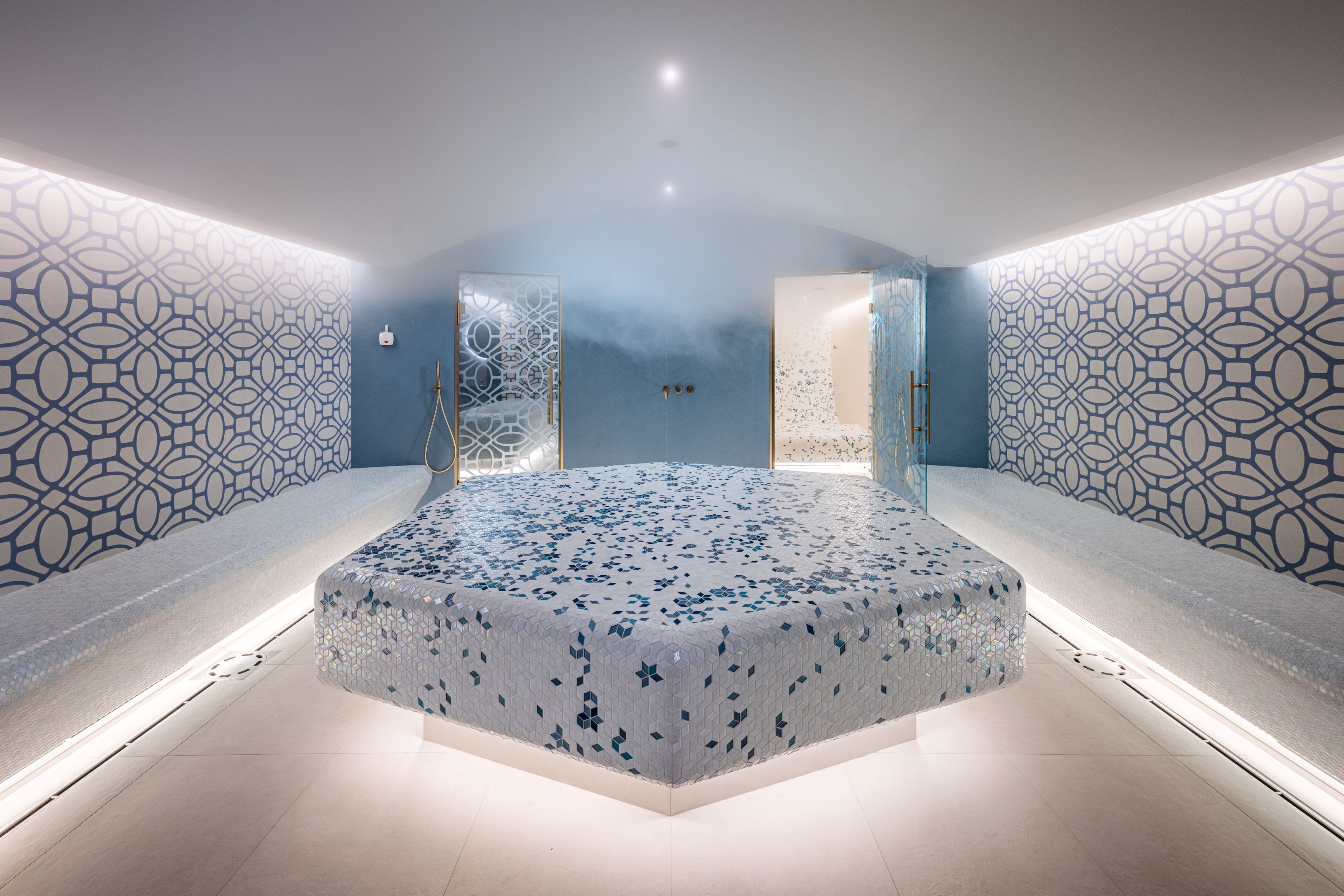 Een sauna, een bubbelbad, een Turks bad/hammam, lichaamsbehandelingen