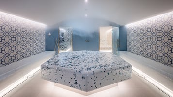 Een sauna, een bubbelbad, een Turks bad/hammam, lichaamsbehandelingen