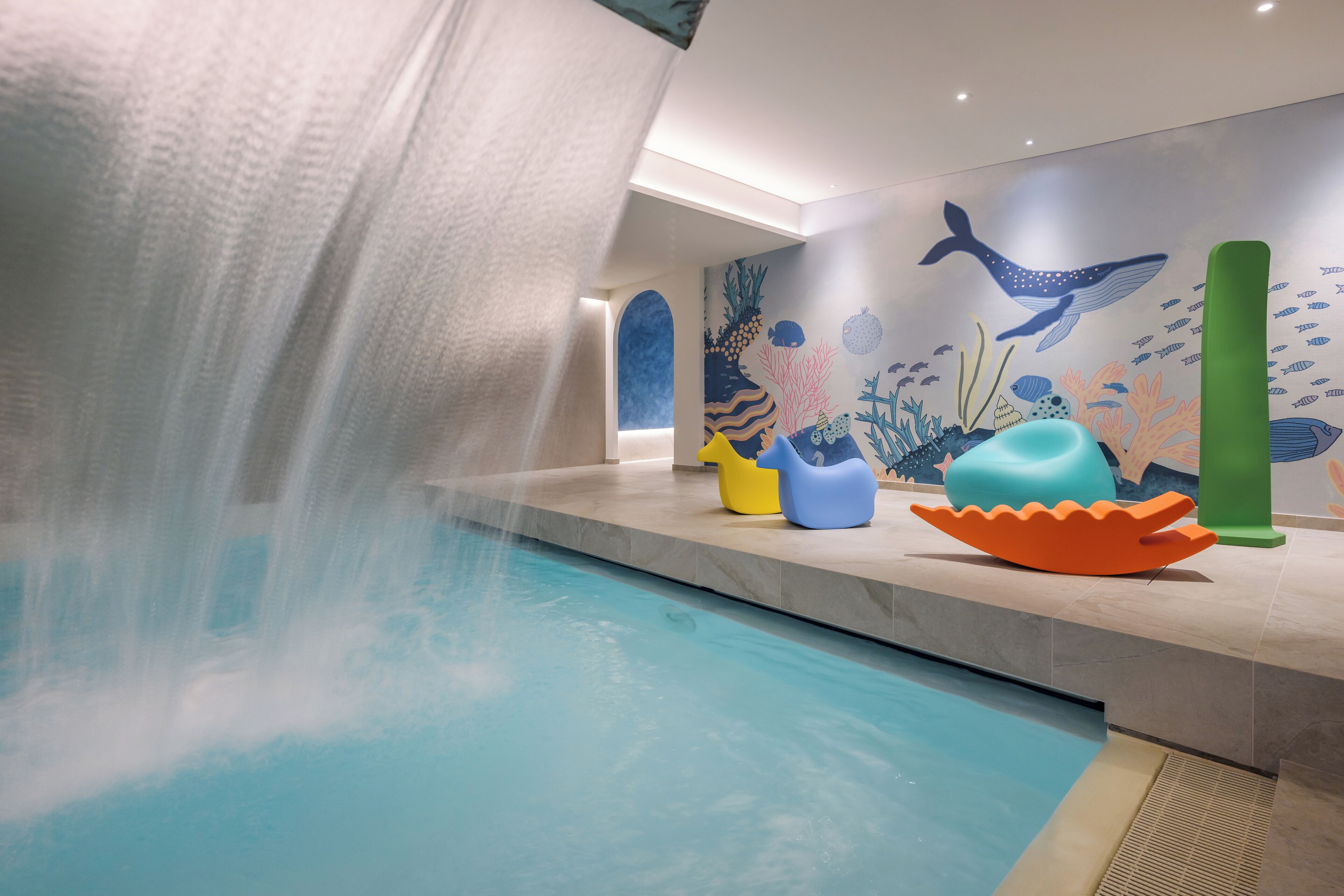 สระว่ายน้ำในร่ม, สระว่ายน้ำกลางแจ้ง, ร่มริมสระว่ายน้ำ