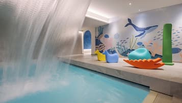 Innenpool, Außenpool, Sonnenschirme, Liegestühle