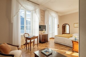Deluxe kamer, 1 twee- of 2 eenpersoonsbedden, uitzicht op meer | Luxe beddengoed, donzen dekbedden, een minibar, een kluis op de kamer