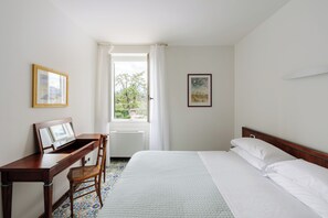 Hypoallergeen beddengoed, een kluis op de kamer, een bureau