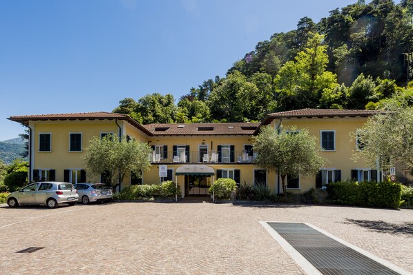 Vista frontal de la propiedad