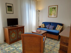 Hypo-allergenic bedding, in-room safe, desk, laptop workspace
