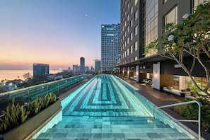 Piscina externa, funciona das 7h às 20h, guarda-sóis, espreguiçadeiras