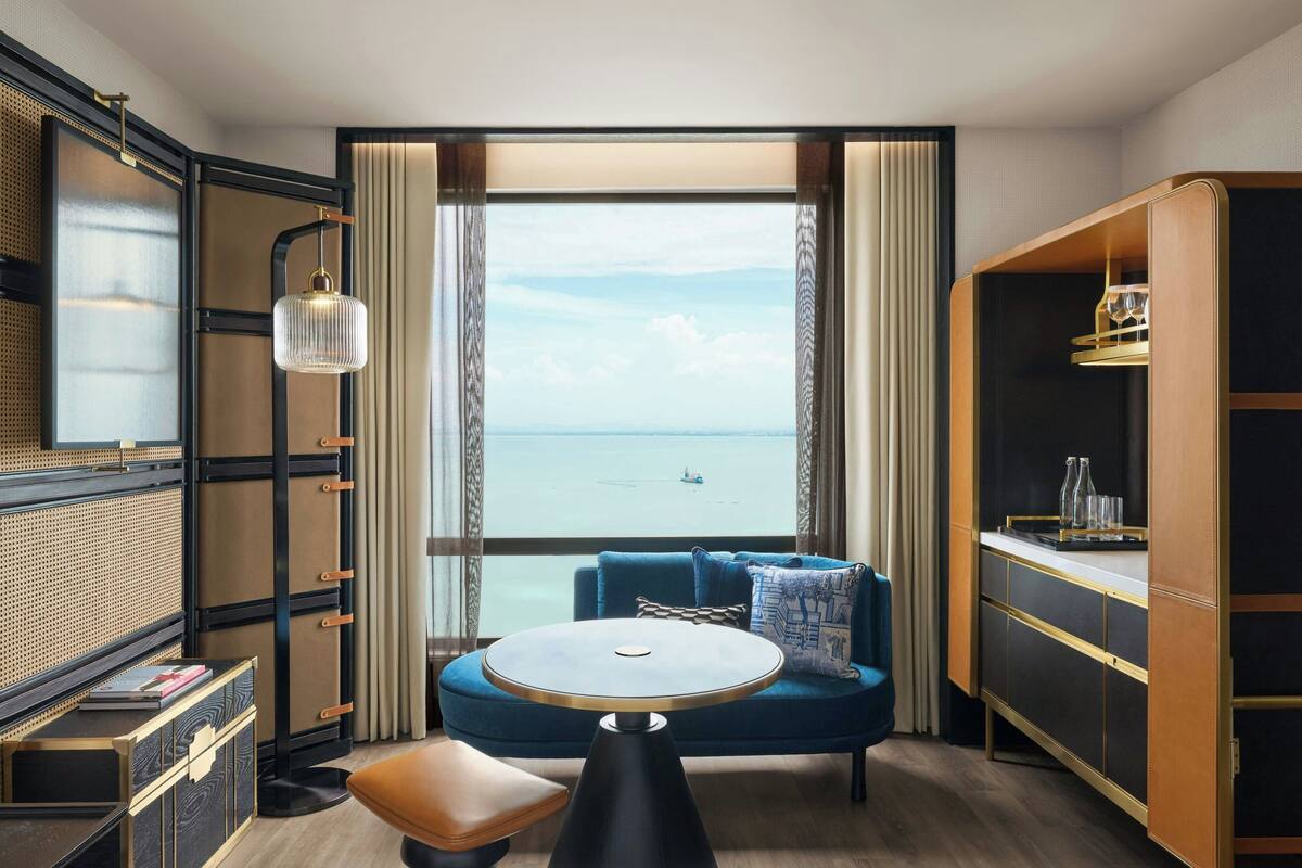 Minibar, brankas, meja kerja, dan tirai kedap cahaya