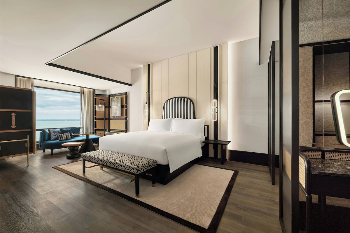 Minibar, brankas, meja kerja, dan tirai kedap cahaya