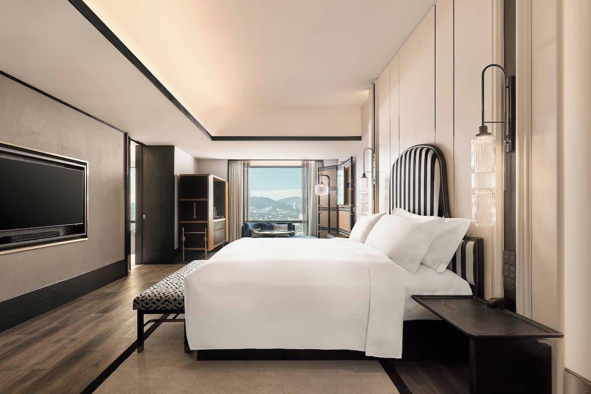 Kamar, 1 Tempat Tidur King, pemandangan kota (City View) | Minibar, brankas, meja kerja, dan tirai kedap cahaya