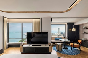 Een minibar, een kluis op de kamer, een bureau, verduisterende gordijnen