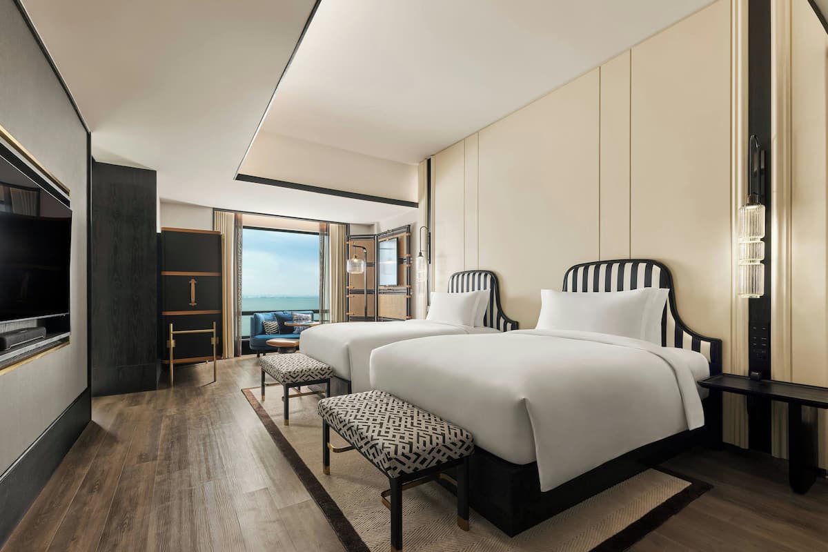 Minibar, brankas, meja kerja, dan tirai kedap cahaya