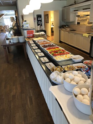 Tägliches kontinentales Frühstück (95 NOK pro Person)
