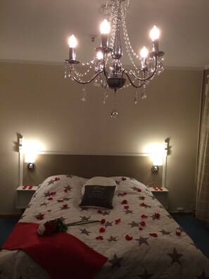Cribs/infant beds, rollaway beds, free WiFi, alarm clocks