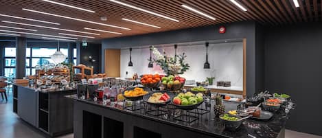 Café da manhã com pratos da culinária local grátis todos os dias