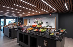 Desayuno con opciones de la cocina local incluido todos los días 