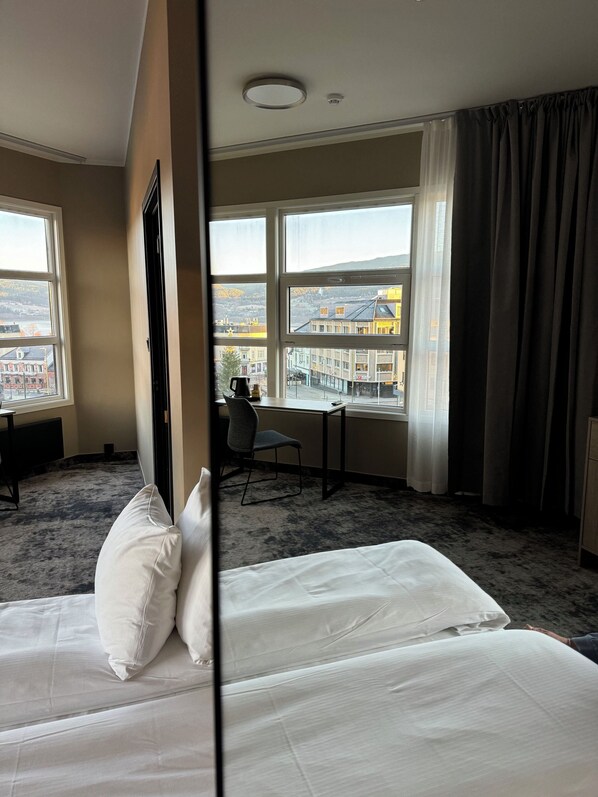 Business rom | Desk, laptop workspace, bed sheets, wheelchair access