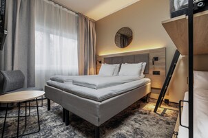 Escritorio, espacio para trabajar con laptop y ropa de cama 