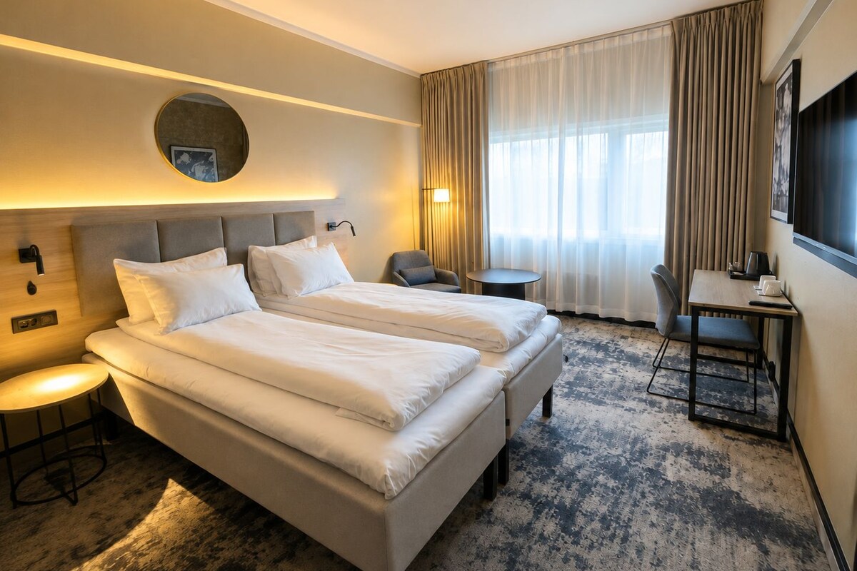 Business Room, 1 Double Bed, Non Smoking | Desk, laptop workspace, bed sheets