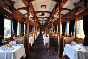 Petit-déjeuner, déjeuner et dîner servis sur place