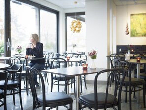 Petit-déjeuner, déjeuner et dîner servis sur place