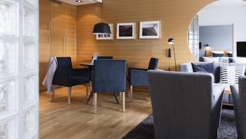 Junior Suite | In-room safe, free WiFi, bed sheets, alarm clocks