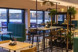 Desayuno buffet todos los días (con cargo) 