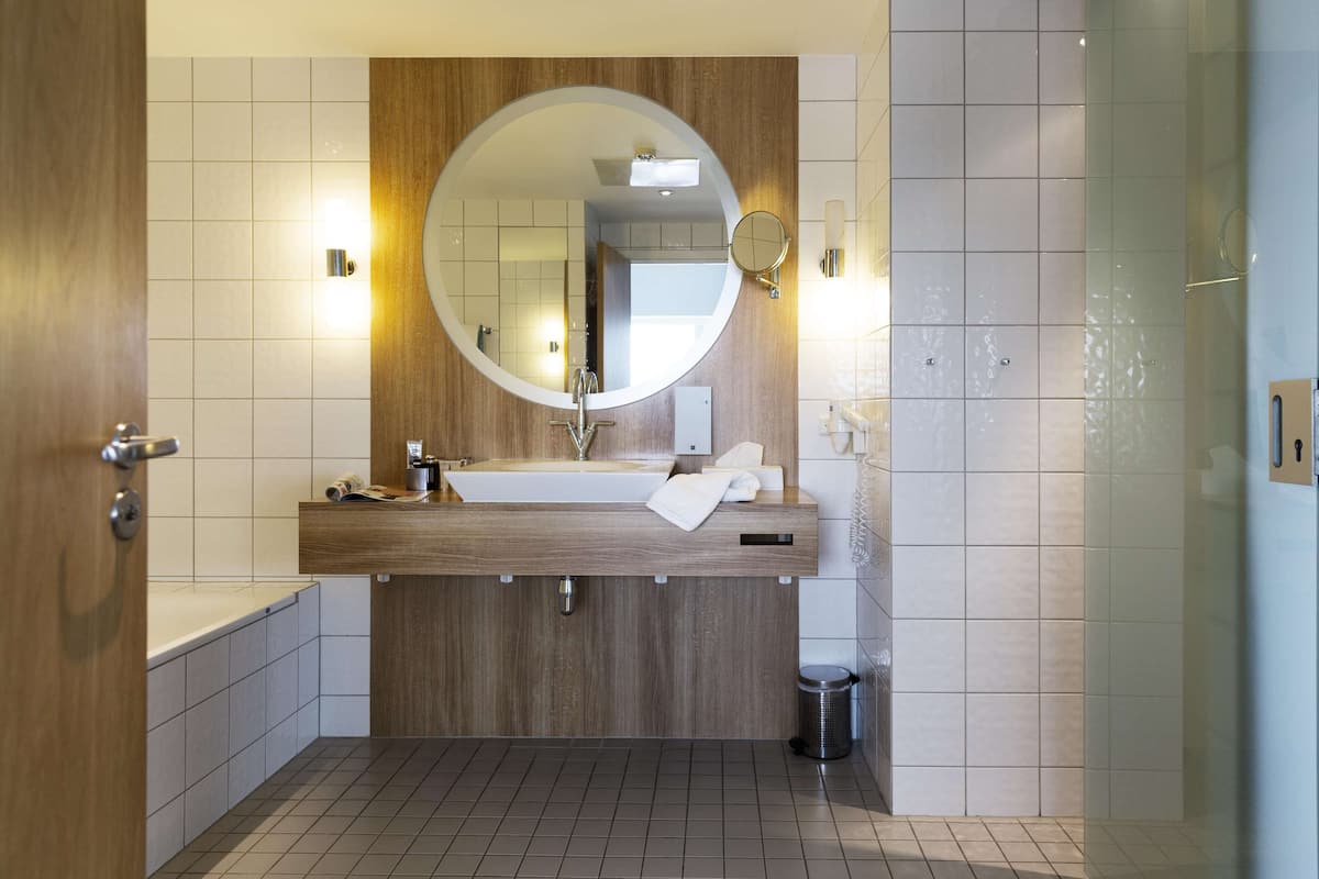 junior suite | bathroom | free toiletries, hair dryer, towels, soap