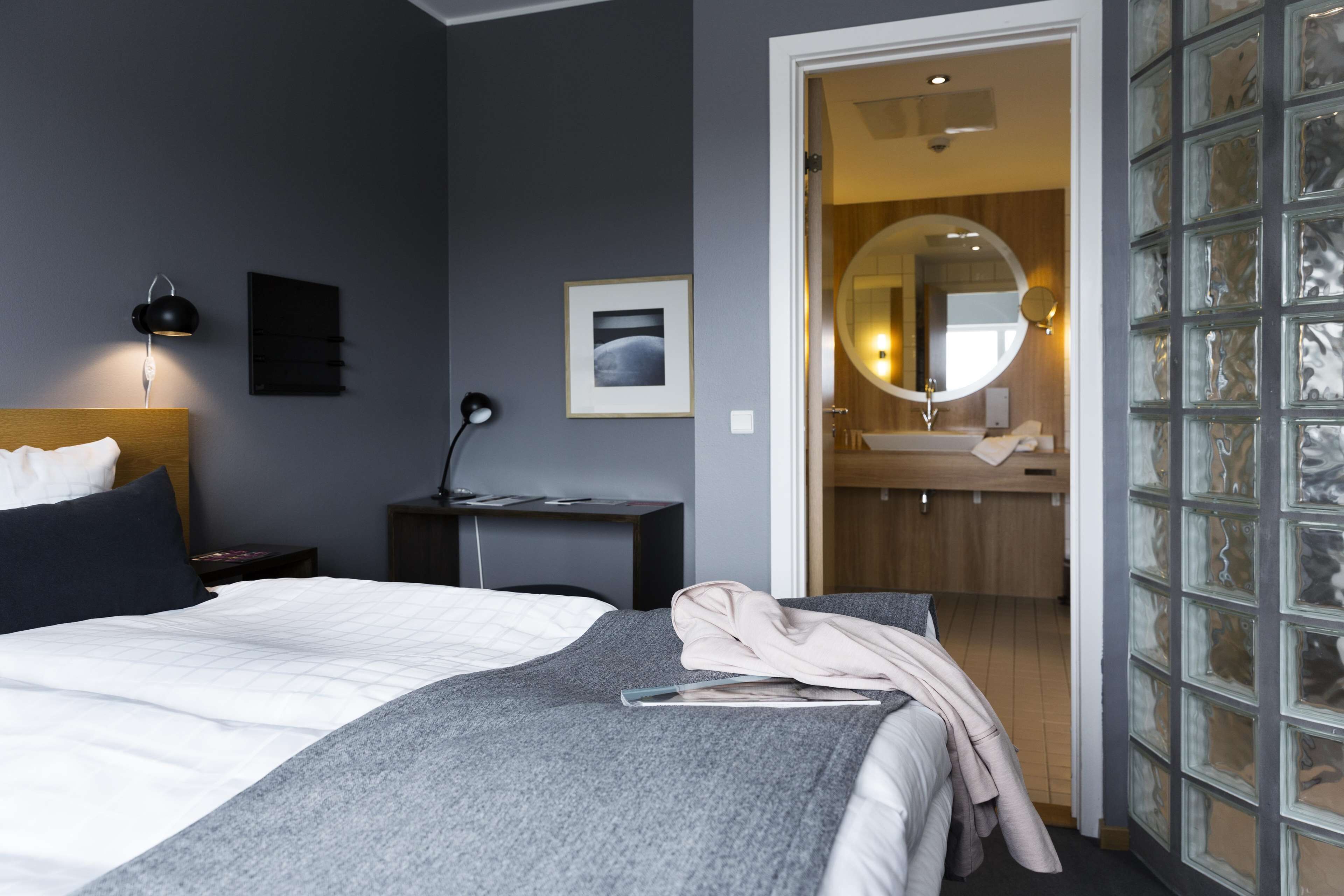 junior suite | in-room safe, free wifi, bed sheets, alarm clocks