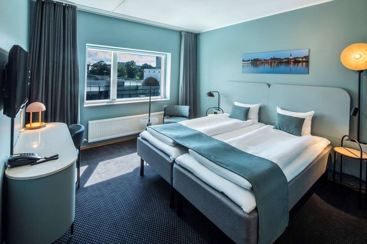 In-room safe, WiFi (free), alarm clocks, bed sheets
