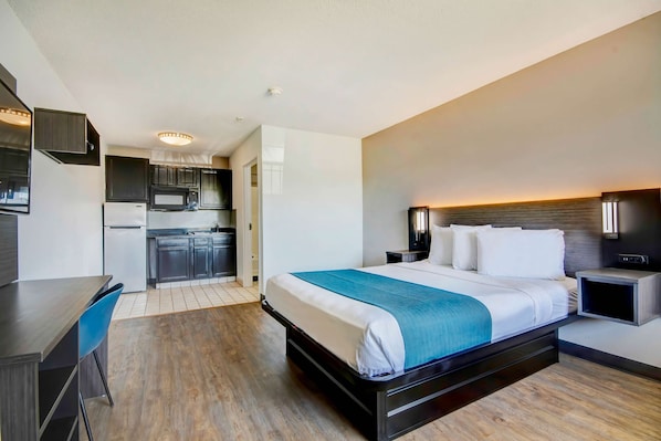 Espacio para trabajar con un portátil, ropa de cama, despertador
