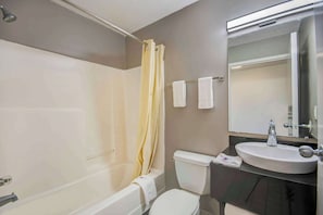 Combined shower/tub, towels - Studio 6 Extended Stay - Ocean Springs, MS (Ocean Springs)