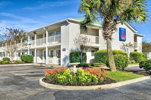 Un motel de varios pisos con un letrero que indica que es estudio y oficina.