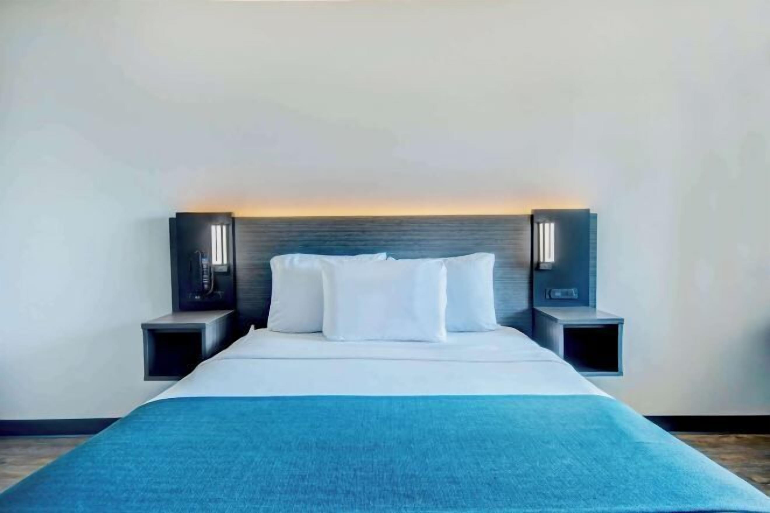 Skrivebord for bærbar PC, sengetøy og vekkerklokke