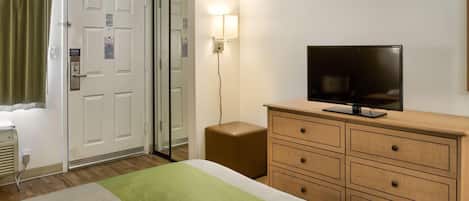 Espacio para trabajar con un portátil, ropa de cama, despertador