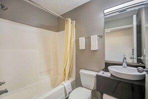 Combined shower/tub, towels