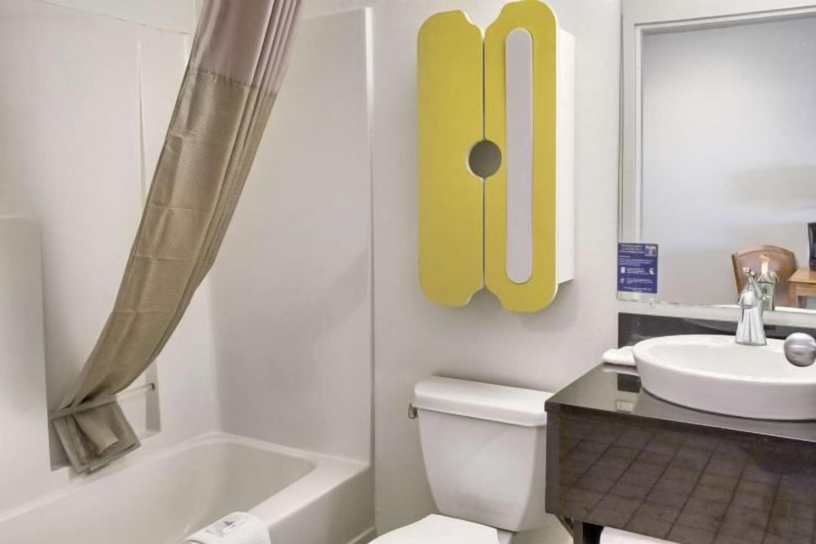 Kombinert dusj/badekar og håndklær