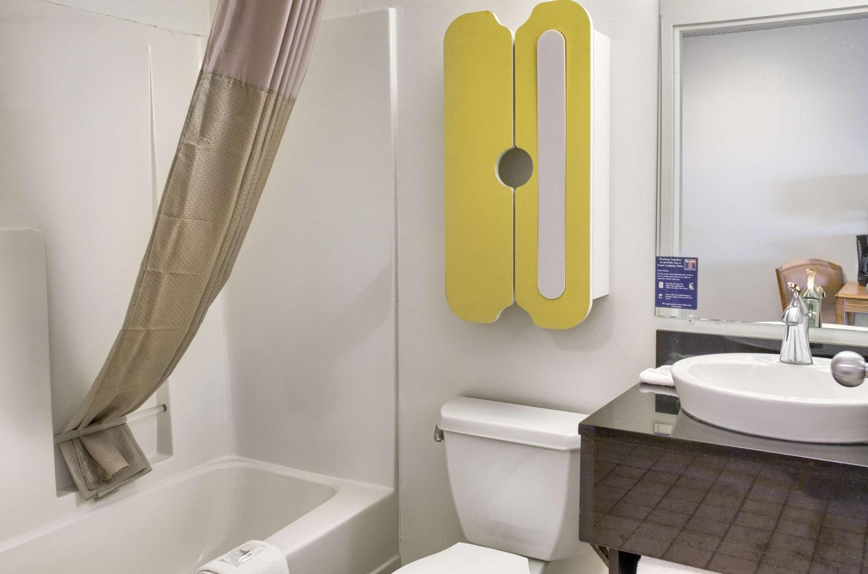 Bañera con ducha, toallas