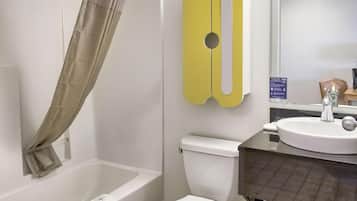 Bañera con ducha, toallas