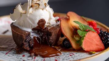 Ein Dessertteller mit Schokoladenkuchen, Eis und frischen Früchten.