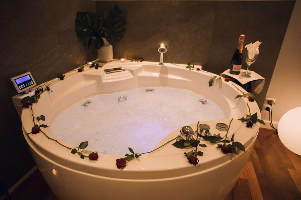 couples treatment room(s), sauna, body treatments, deep-tissue massages